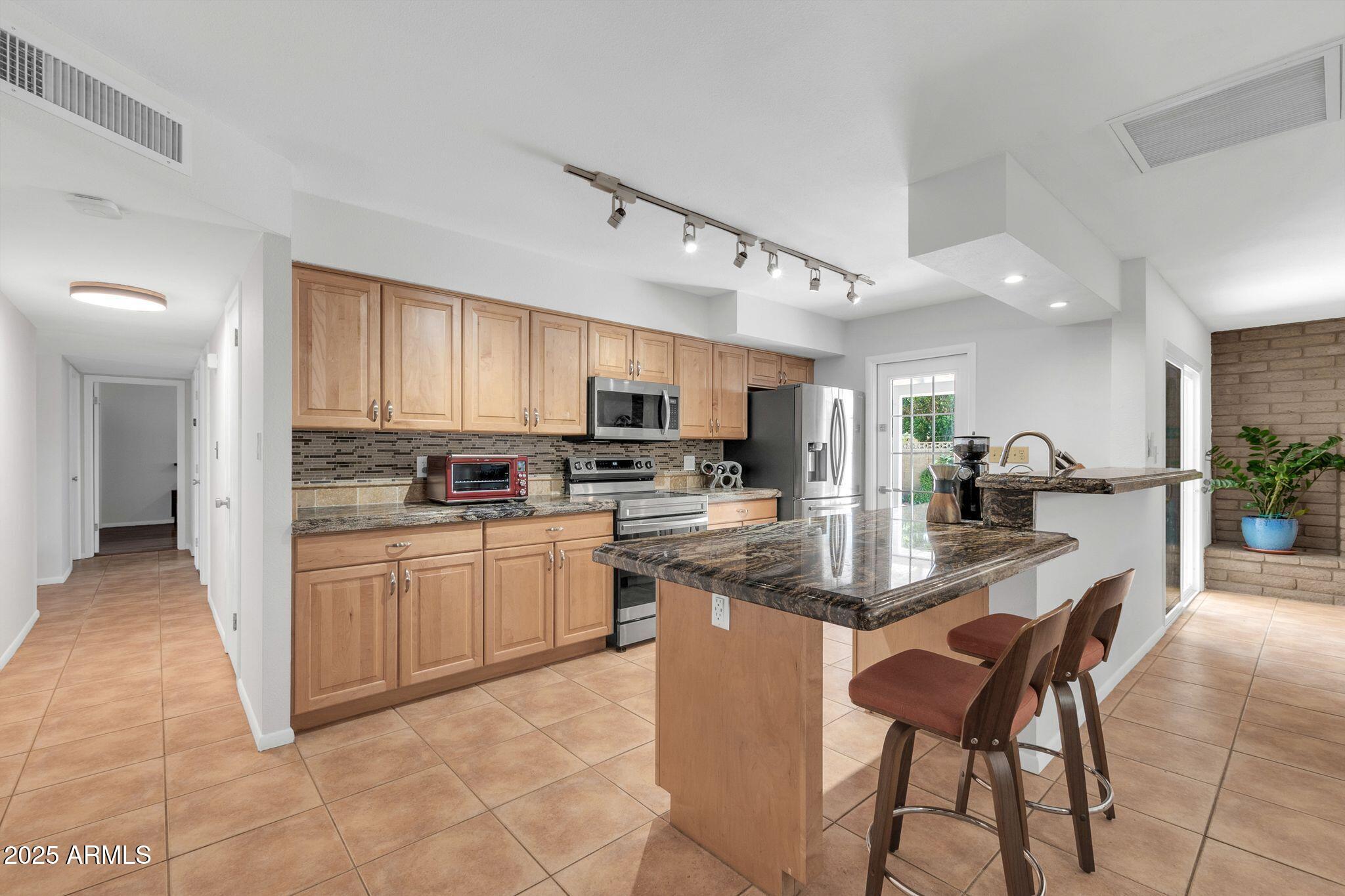 1643 W HARMONT Drive