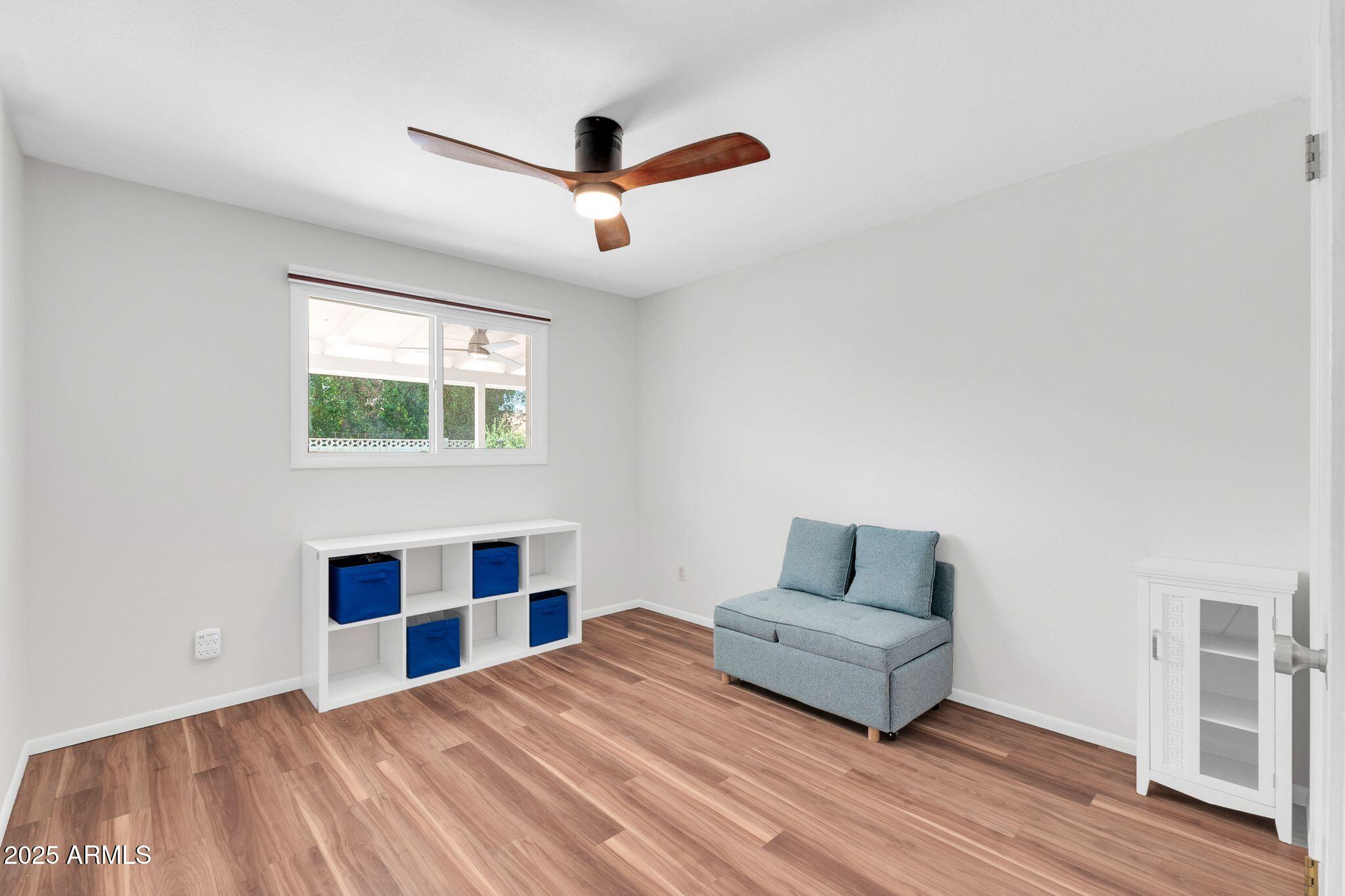 1643 W HARMONT Drive