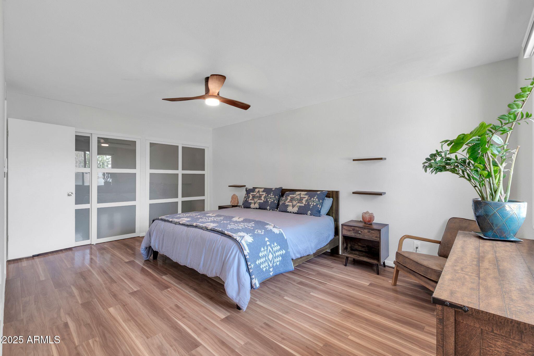 1643 W HARMONT Drive