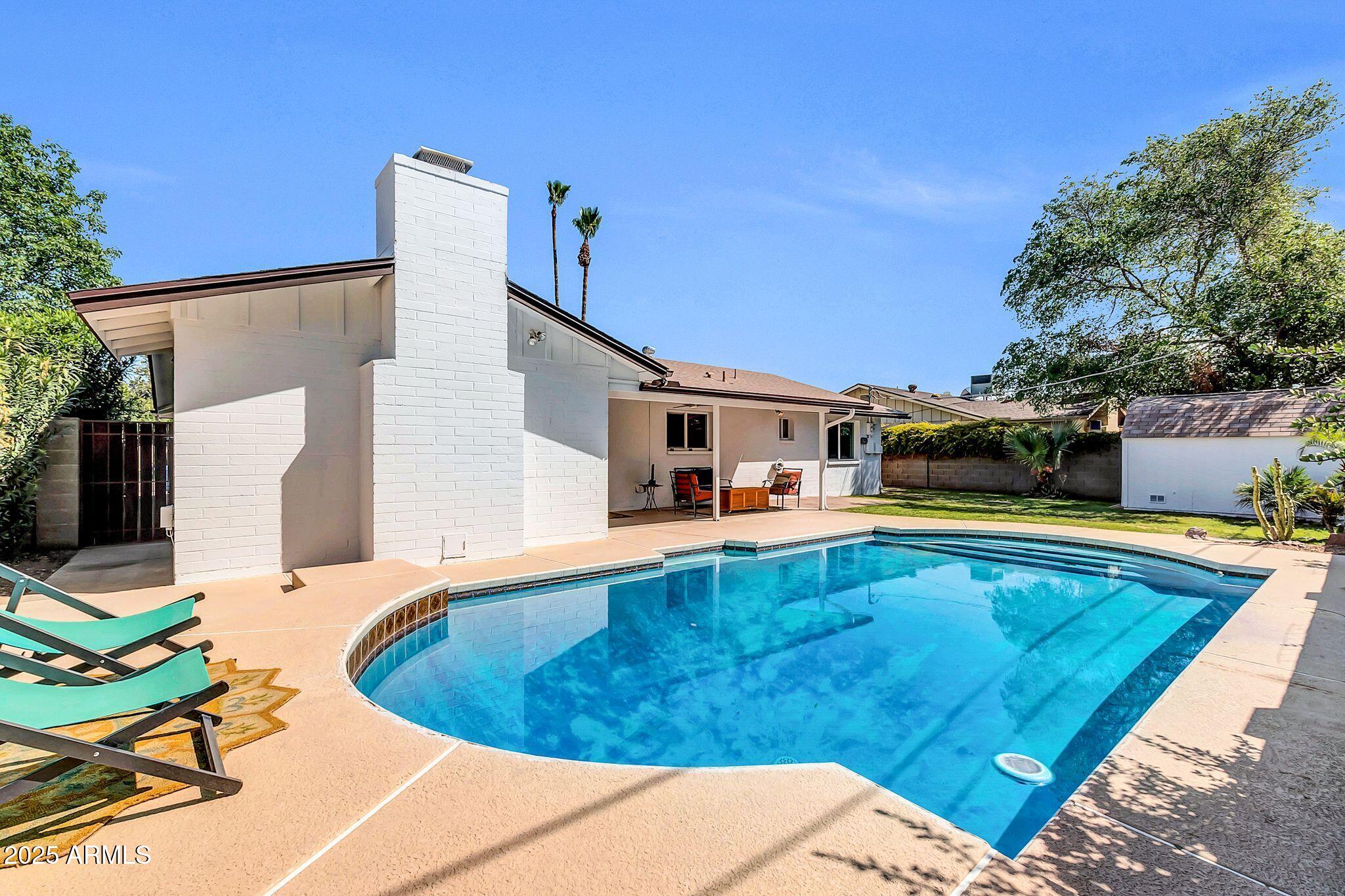 1643 W HARMONT Drive