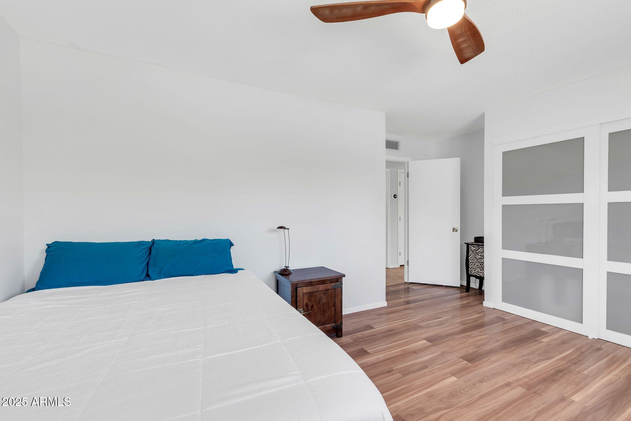 1643 W HARMONT Drive