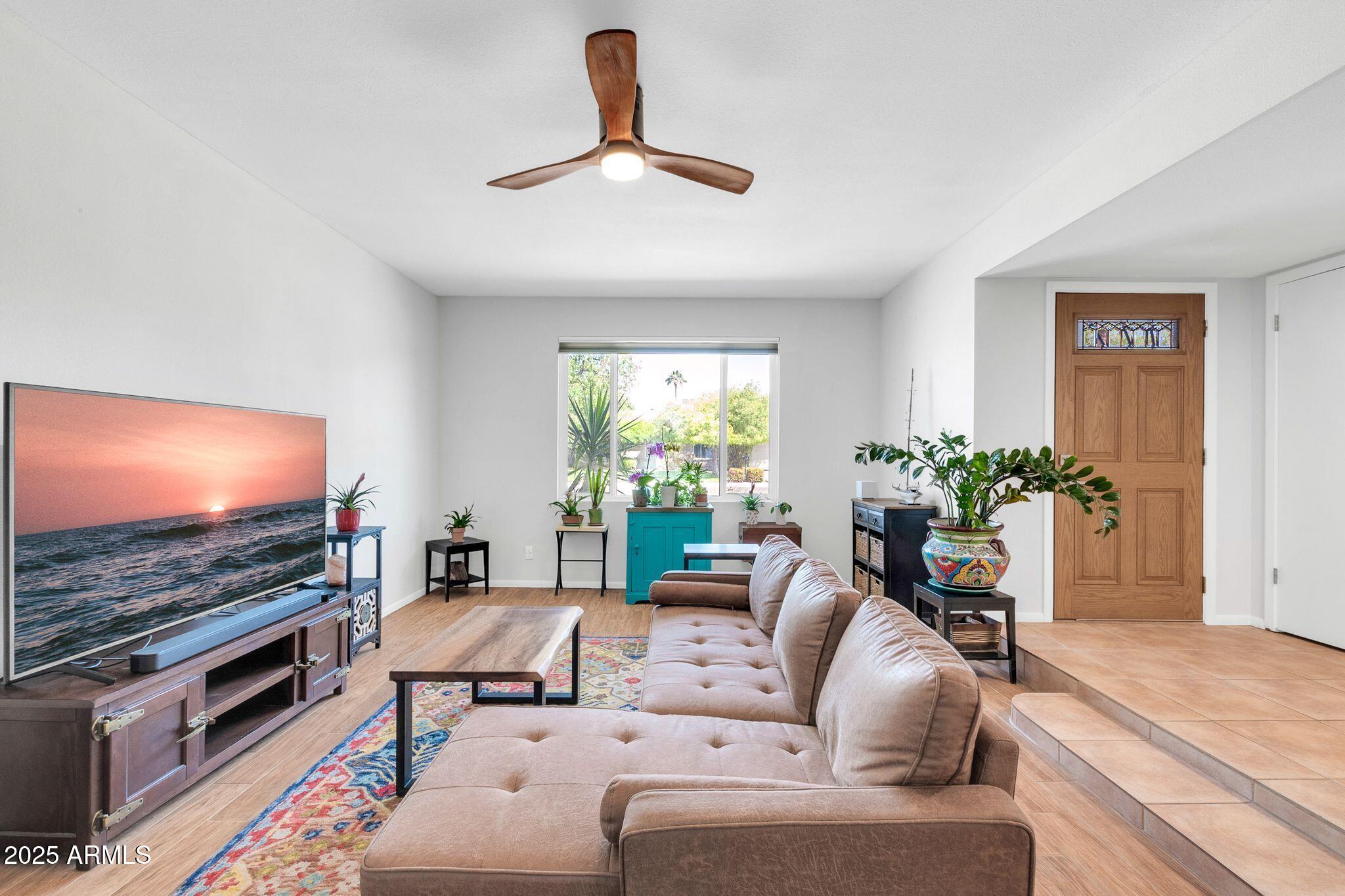 1643 W HARMONT Drive