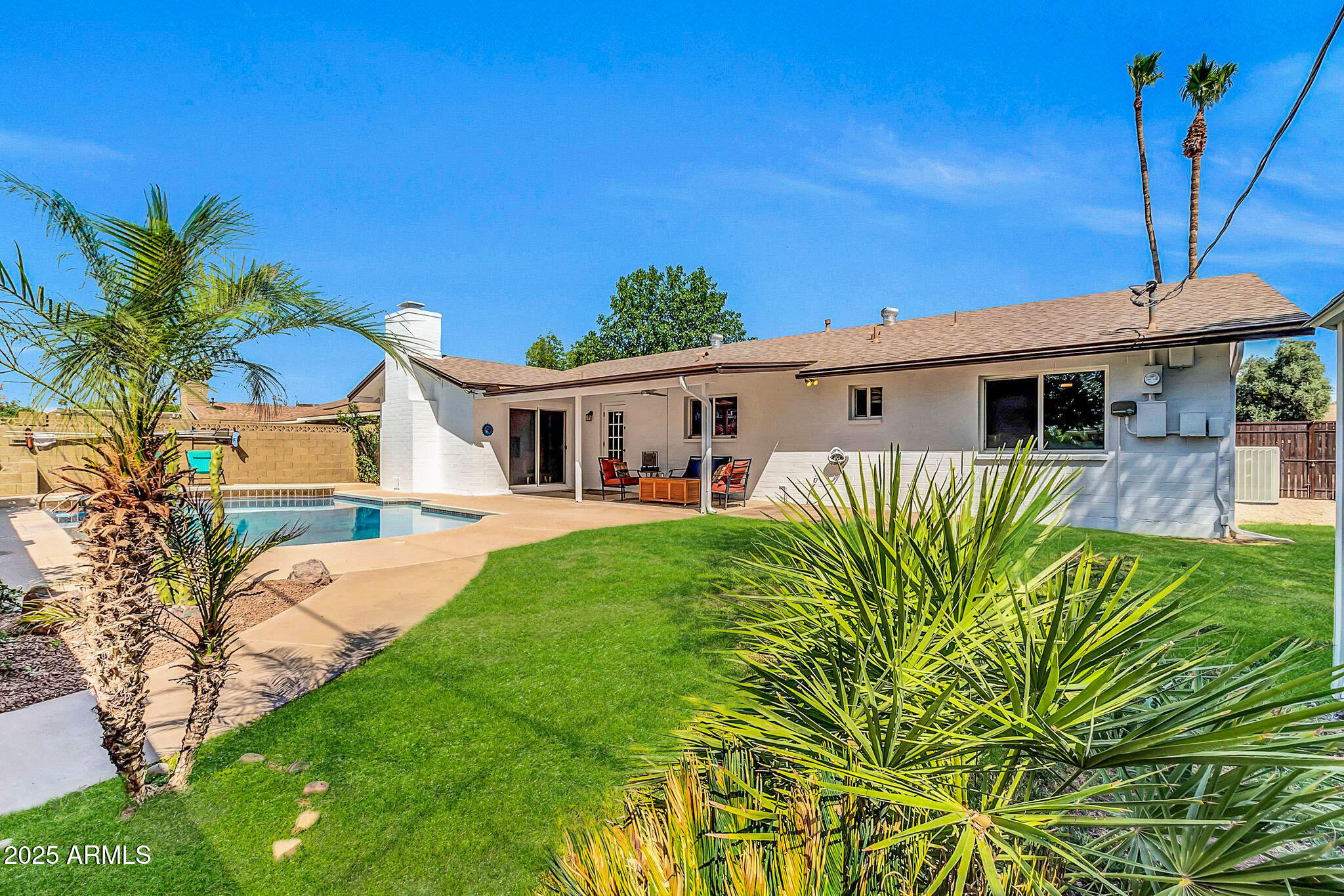 1643 W HARMONT Drive