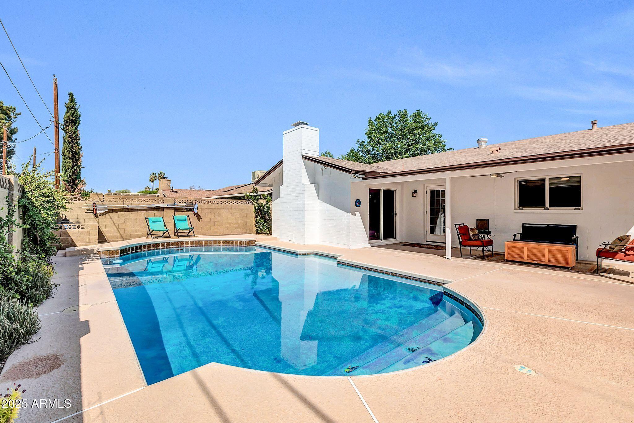 1643 W HARMONT Drive