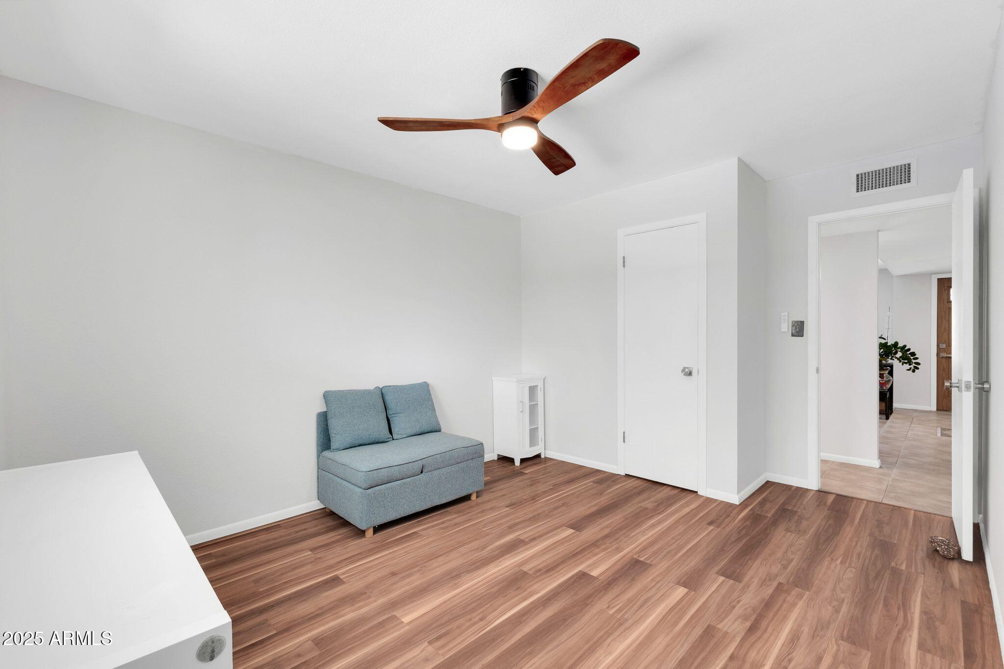 1643 W HARMONT Drive