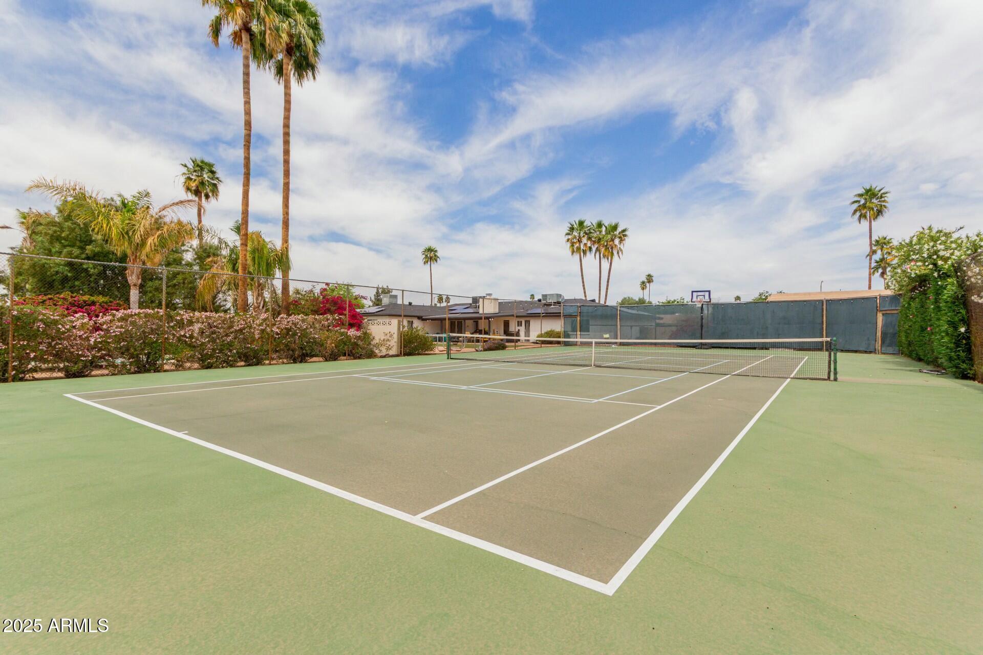 7634 W BLUEFIELD Avenue