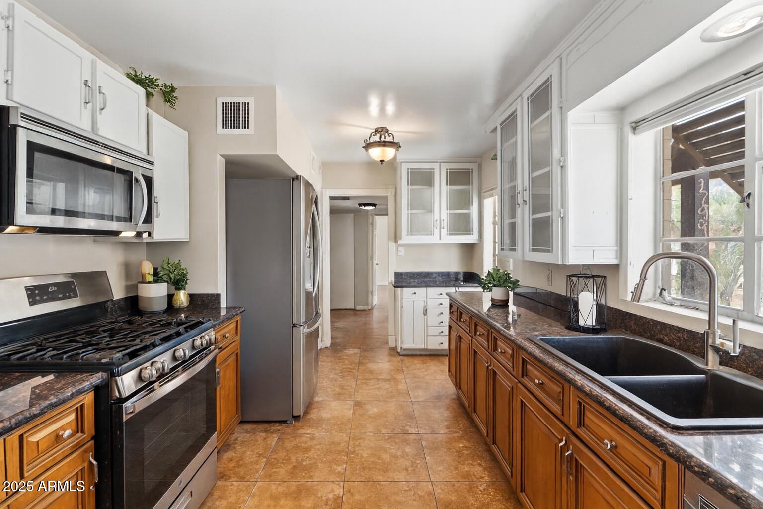 1749 W MONTEROSA Street