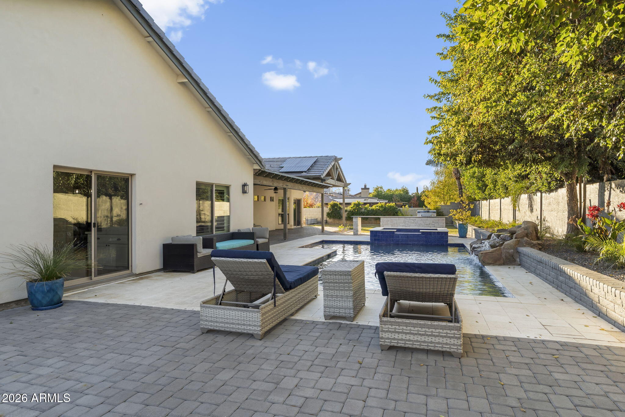 5926 E HARTFORD Avenue