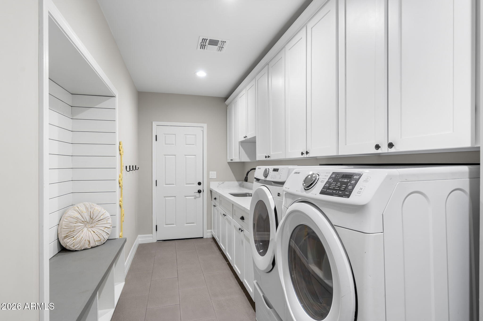 5926 E HARTFORD Avenue