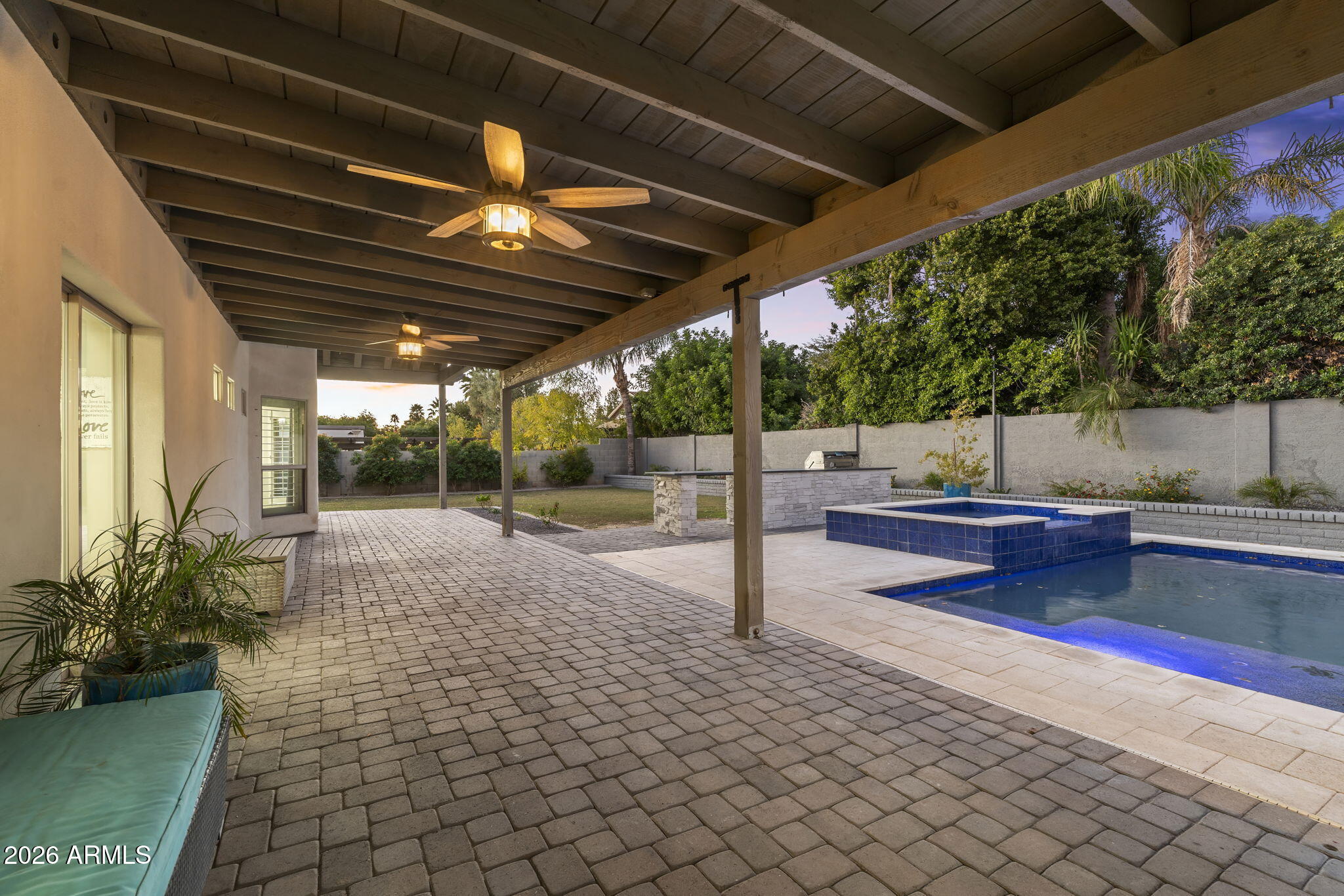 5926 E HARTFORD Avenue