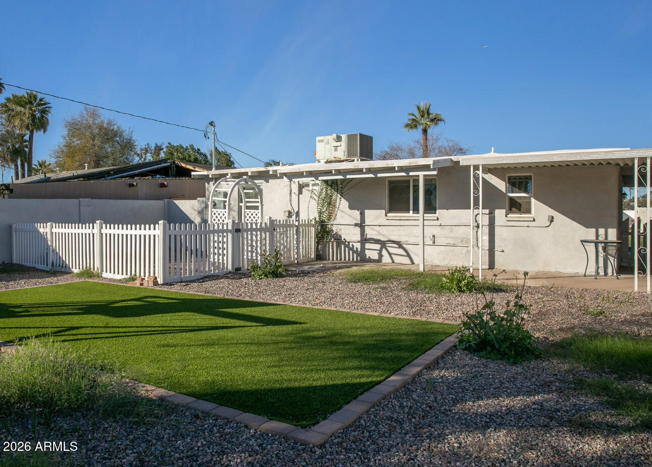 2205 W Cambridge Avenue