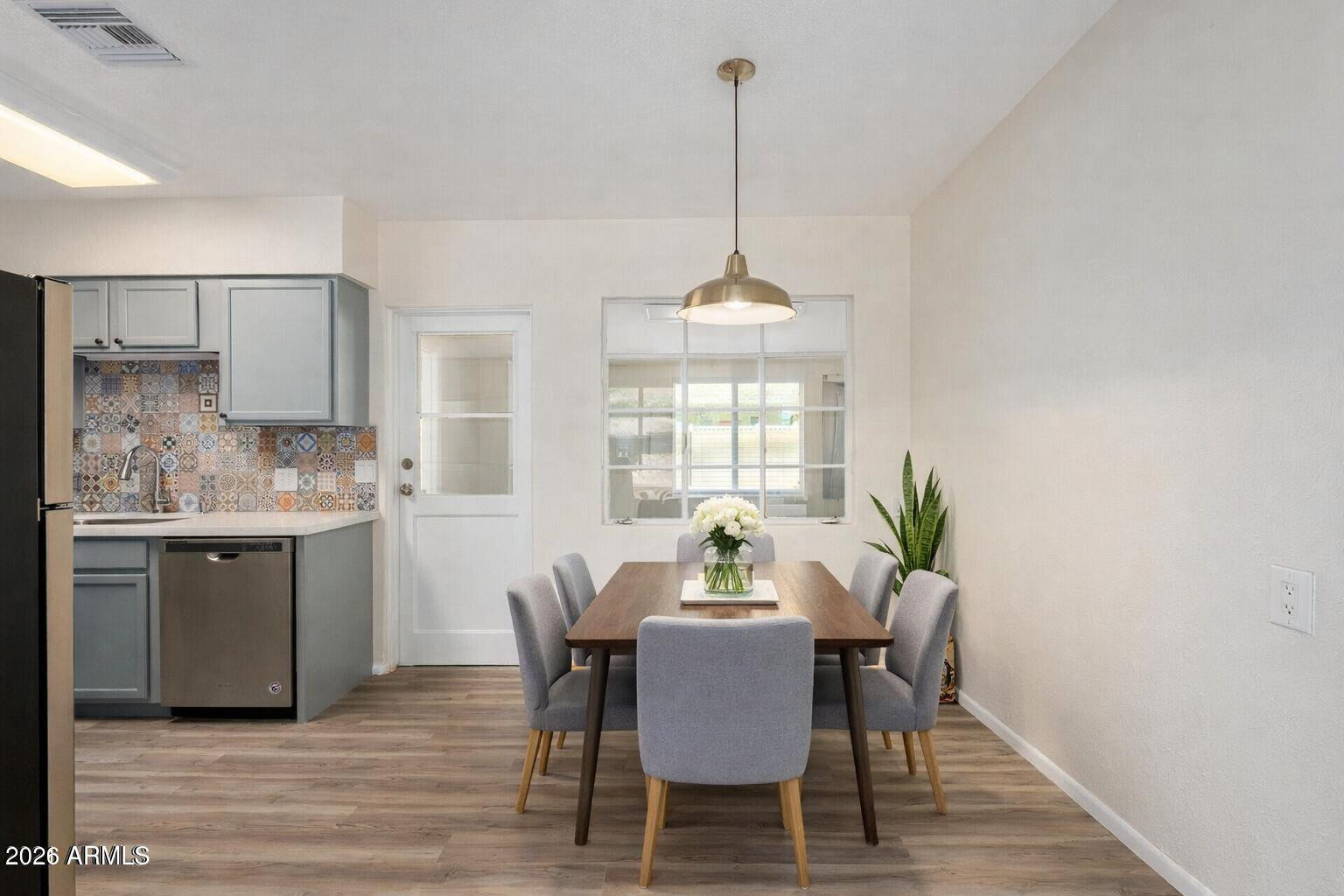 4016 E INDIANOLA Avenue