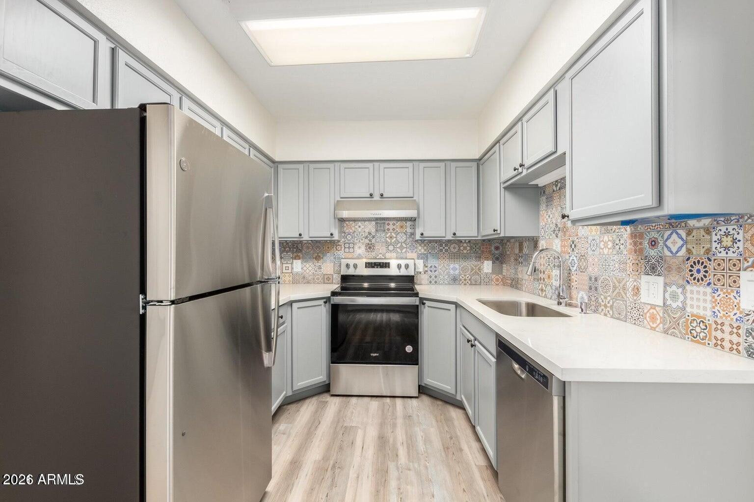 4016 E INDIANOLA Avenue