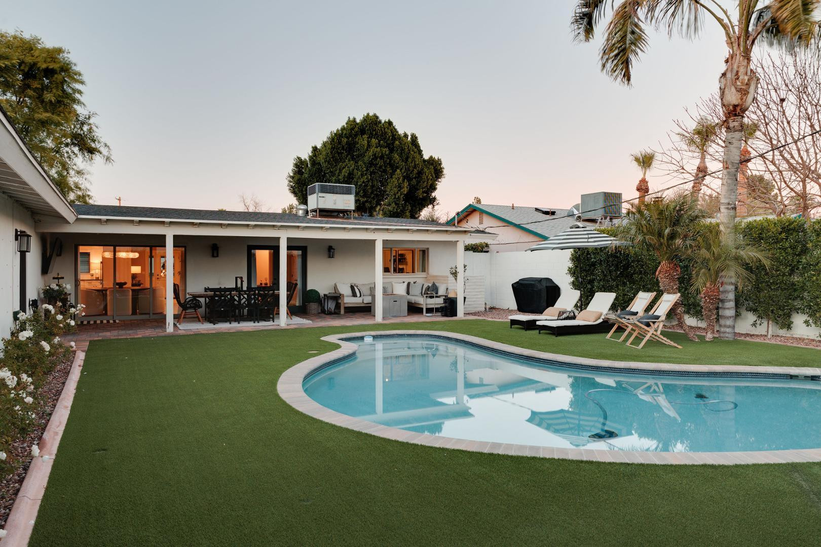 243 W Harmont Drive