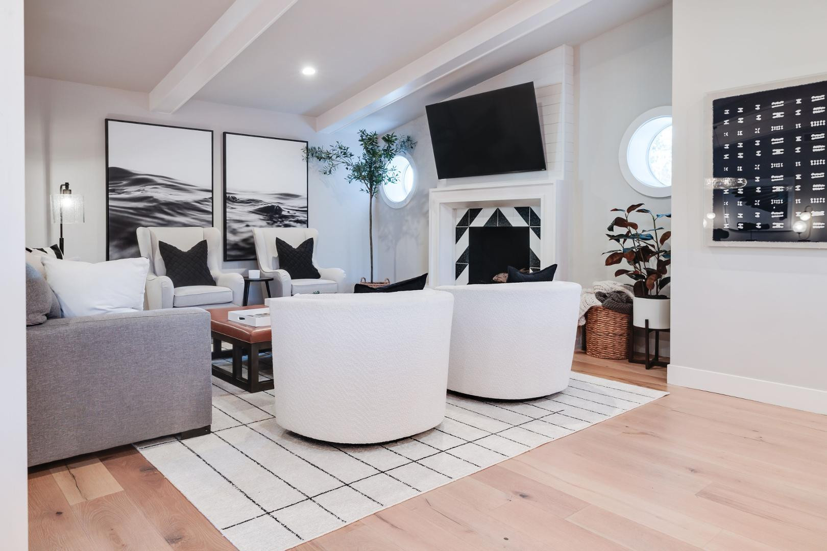243 W Harmont Drive