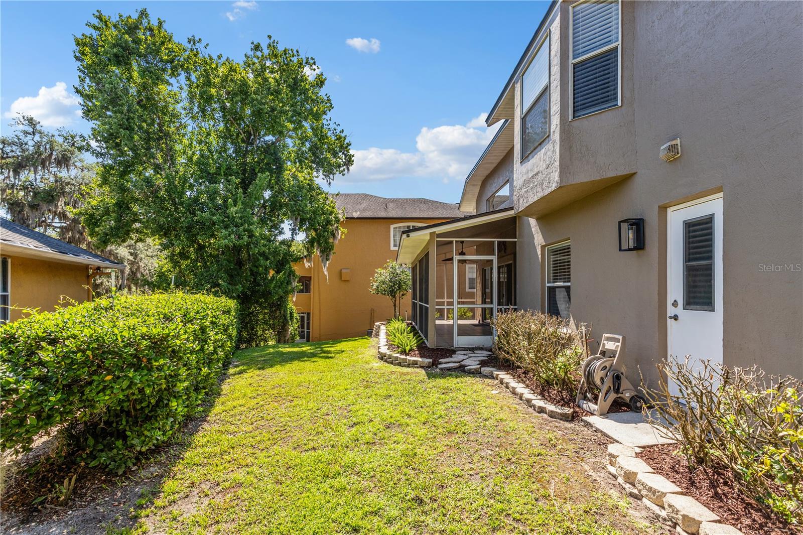690 OAK HOLLOW WAY