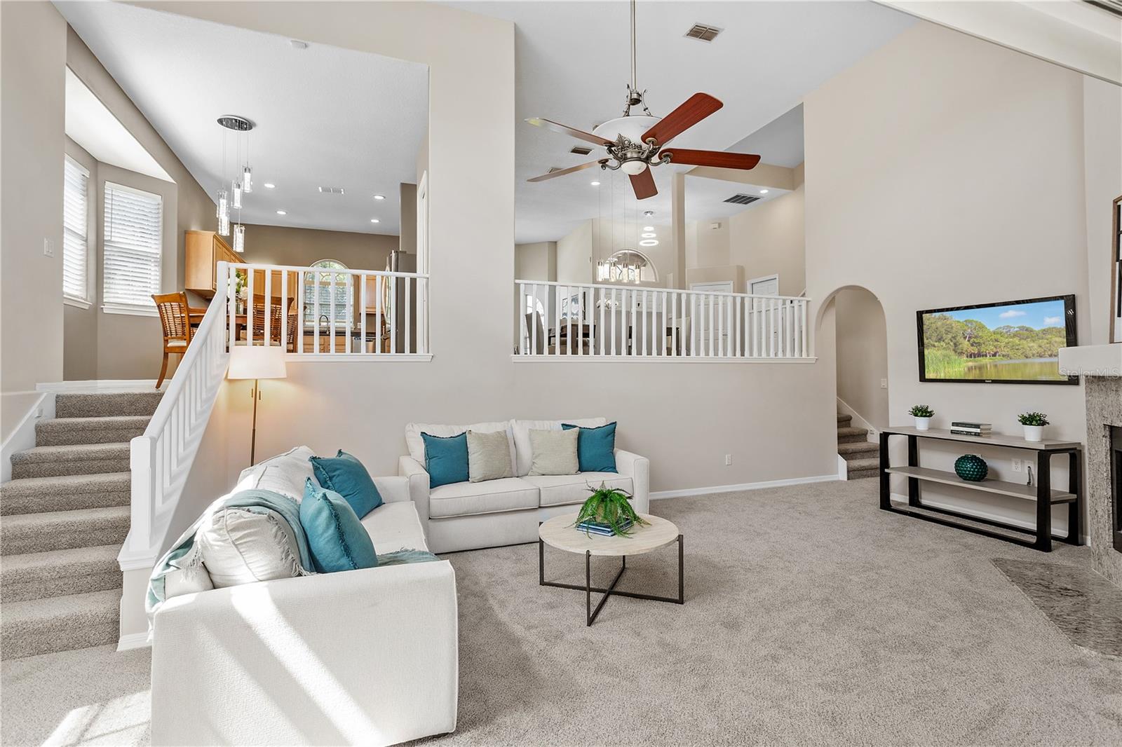 690 OAK HOLLOW WAY