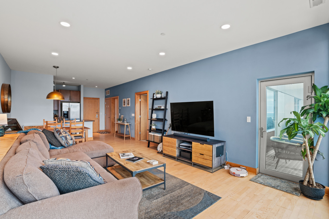 1550 E Royall Pl Unit: 1002