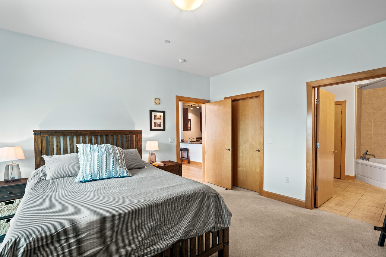 1550 E Royall Pl Unit: 1002