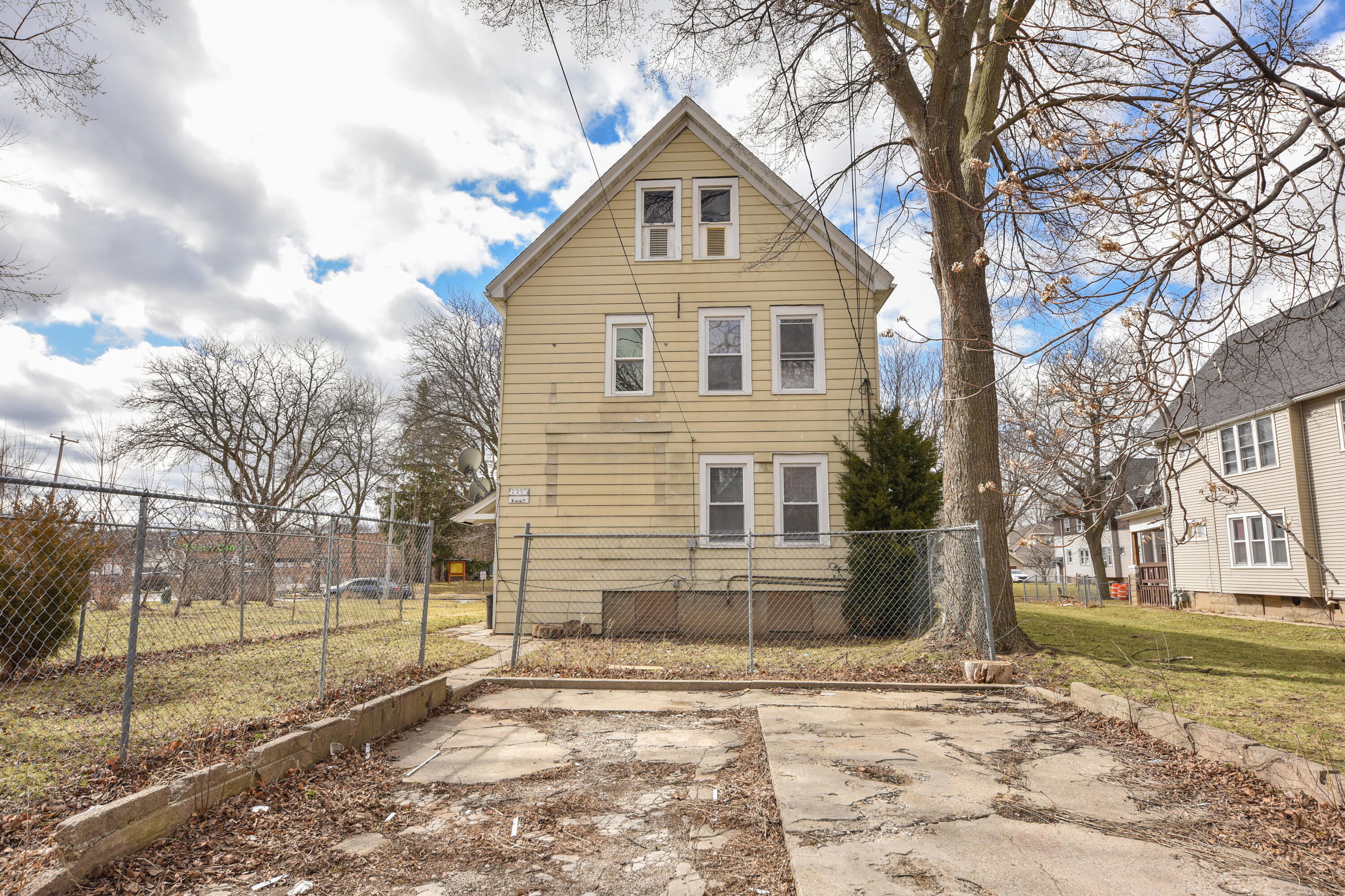 2328 N 45th St Unit: 2330