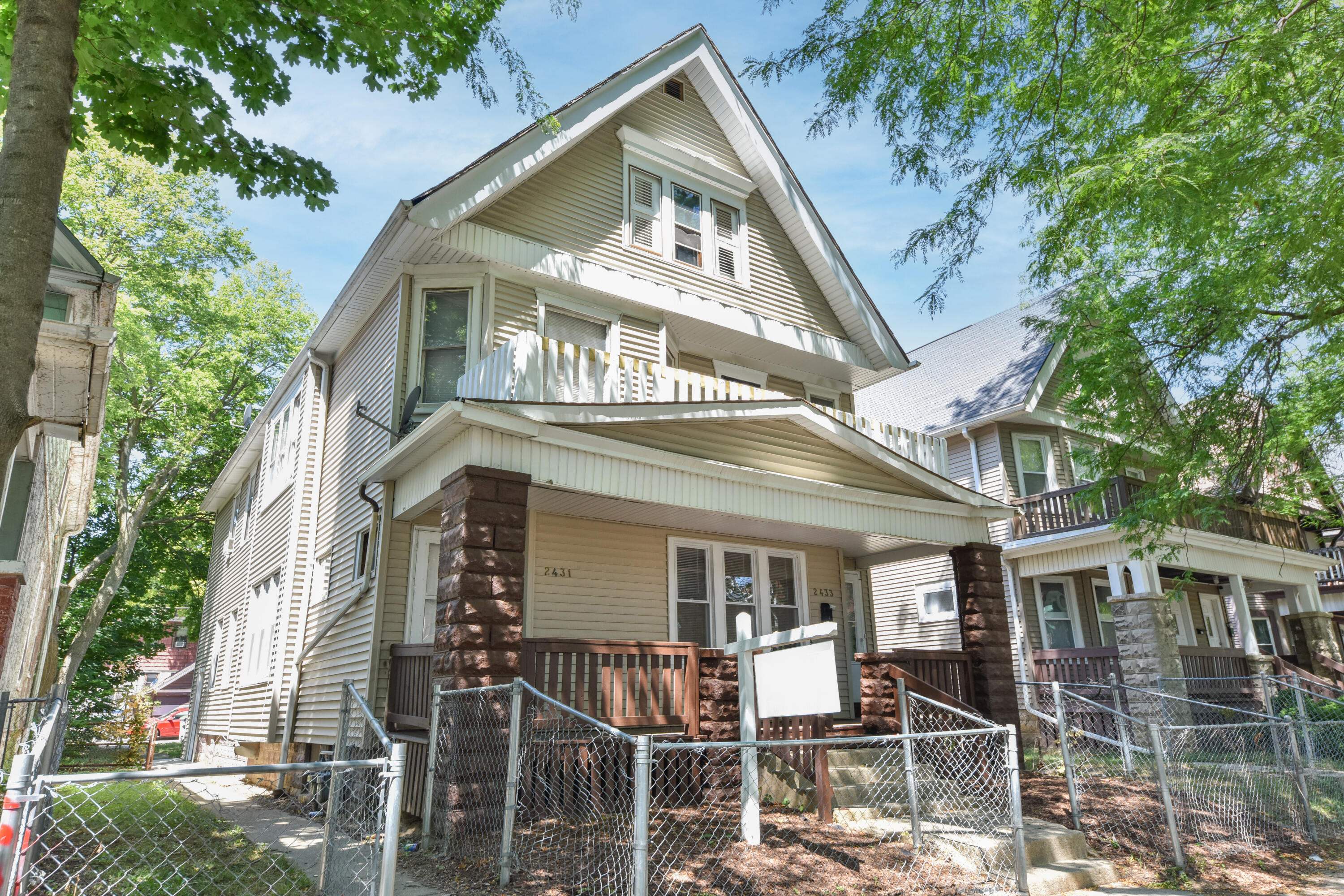 2431 N 45th St, 2433