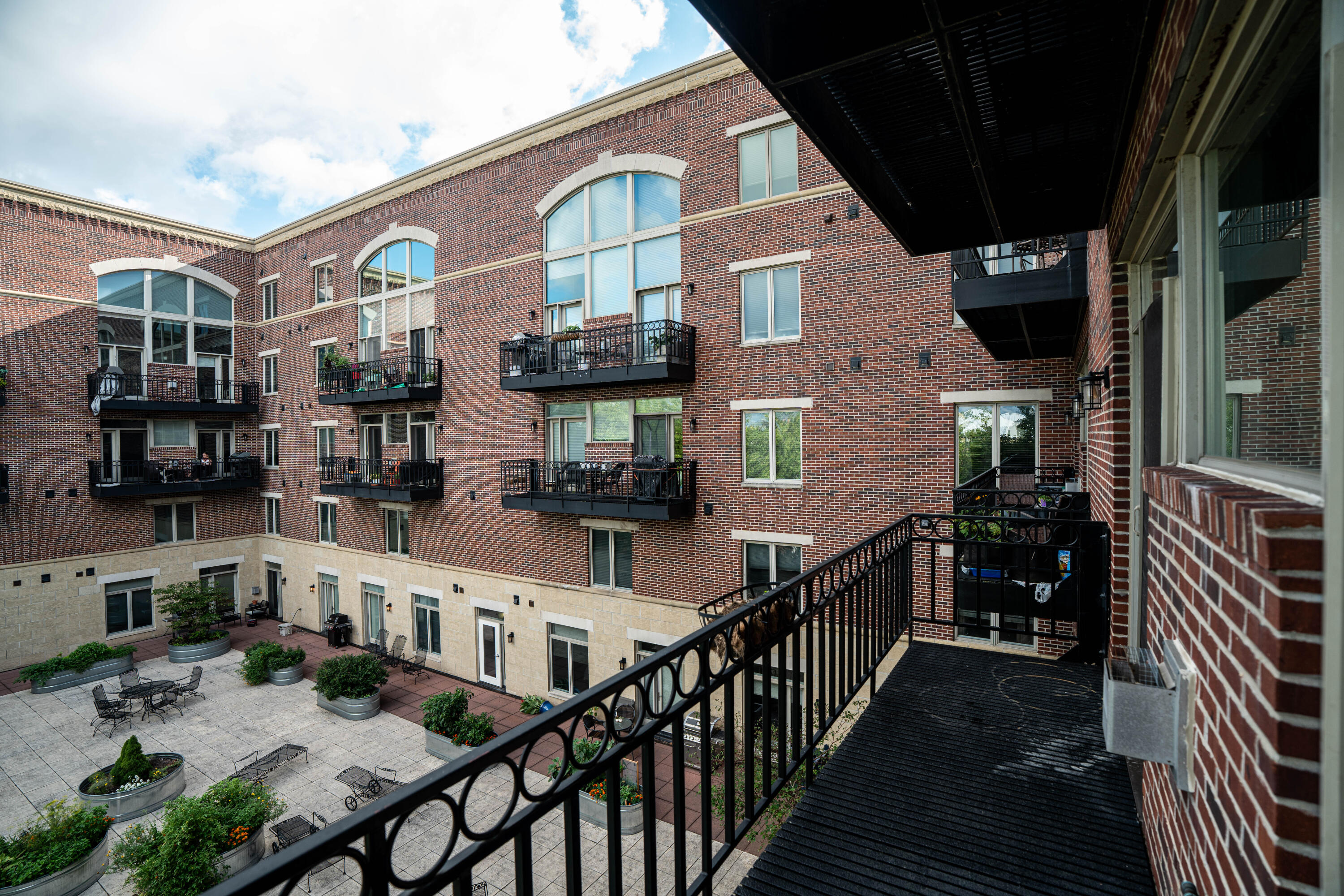 1515 N Van Buren St, 414