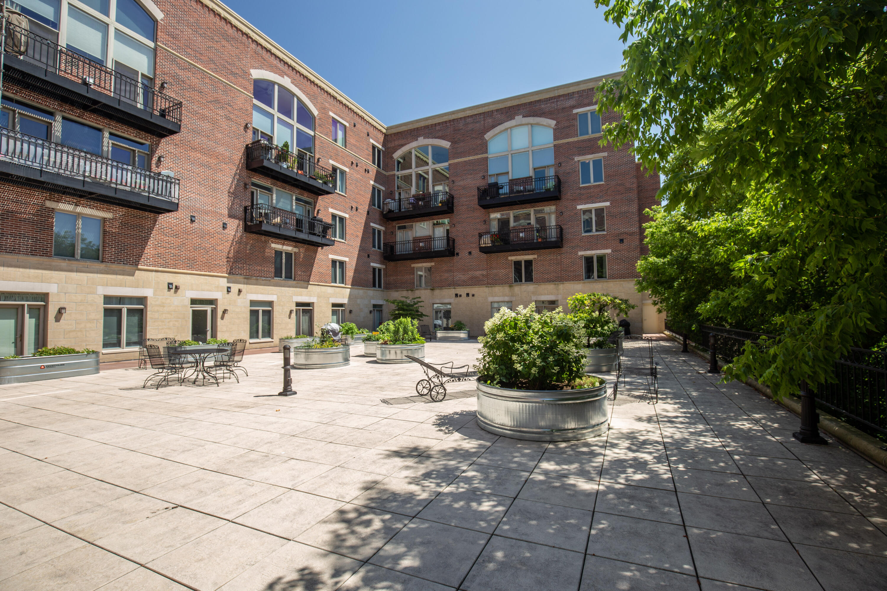 1515 N Van Buren St, 414