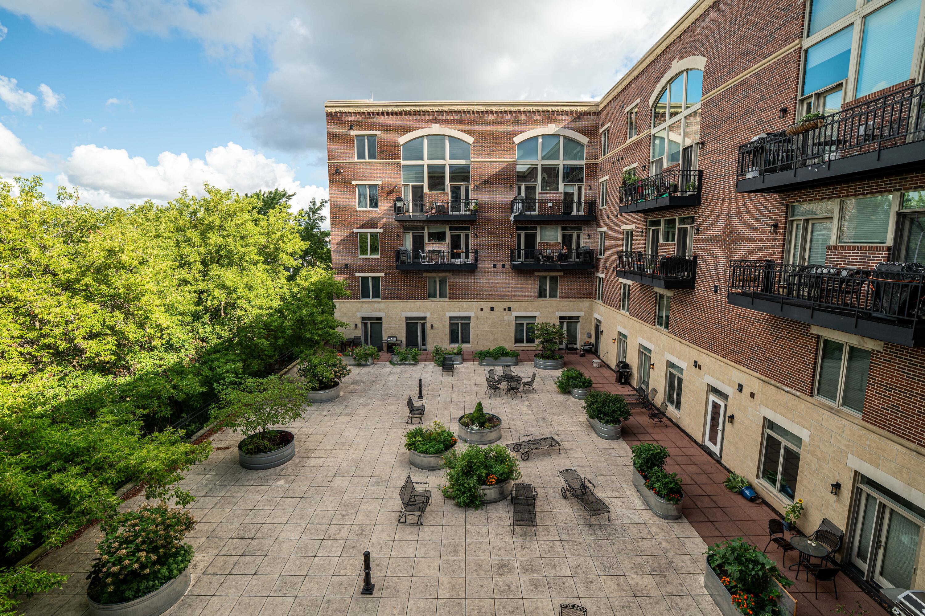 1515 N Van Buren St, 414