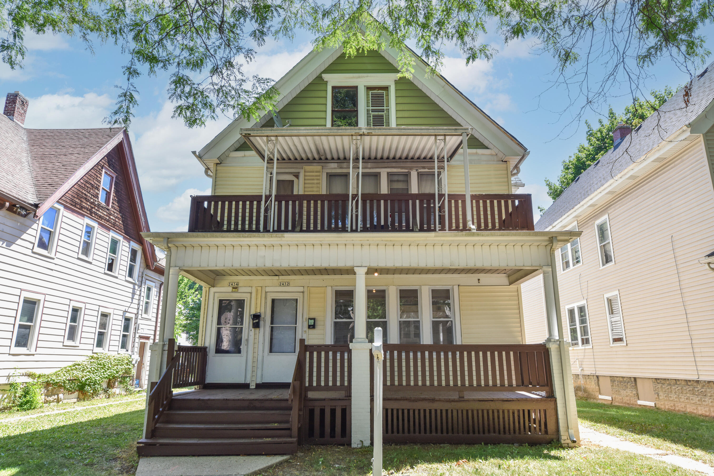 2432 N 45th St, 2434
