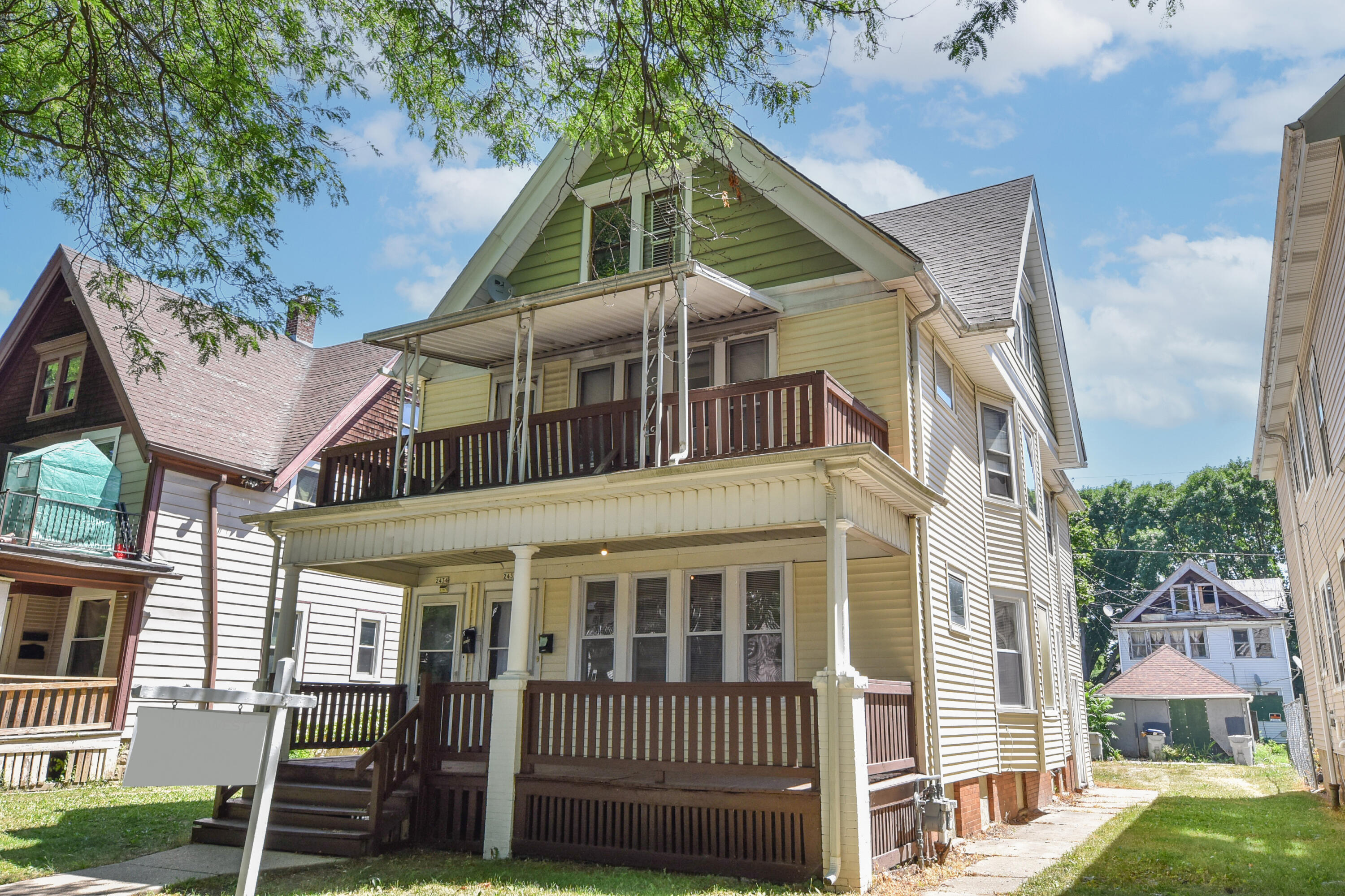 2432 N 45th St, 2434