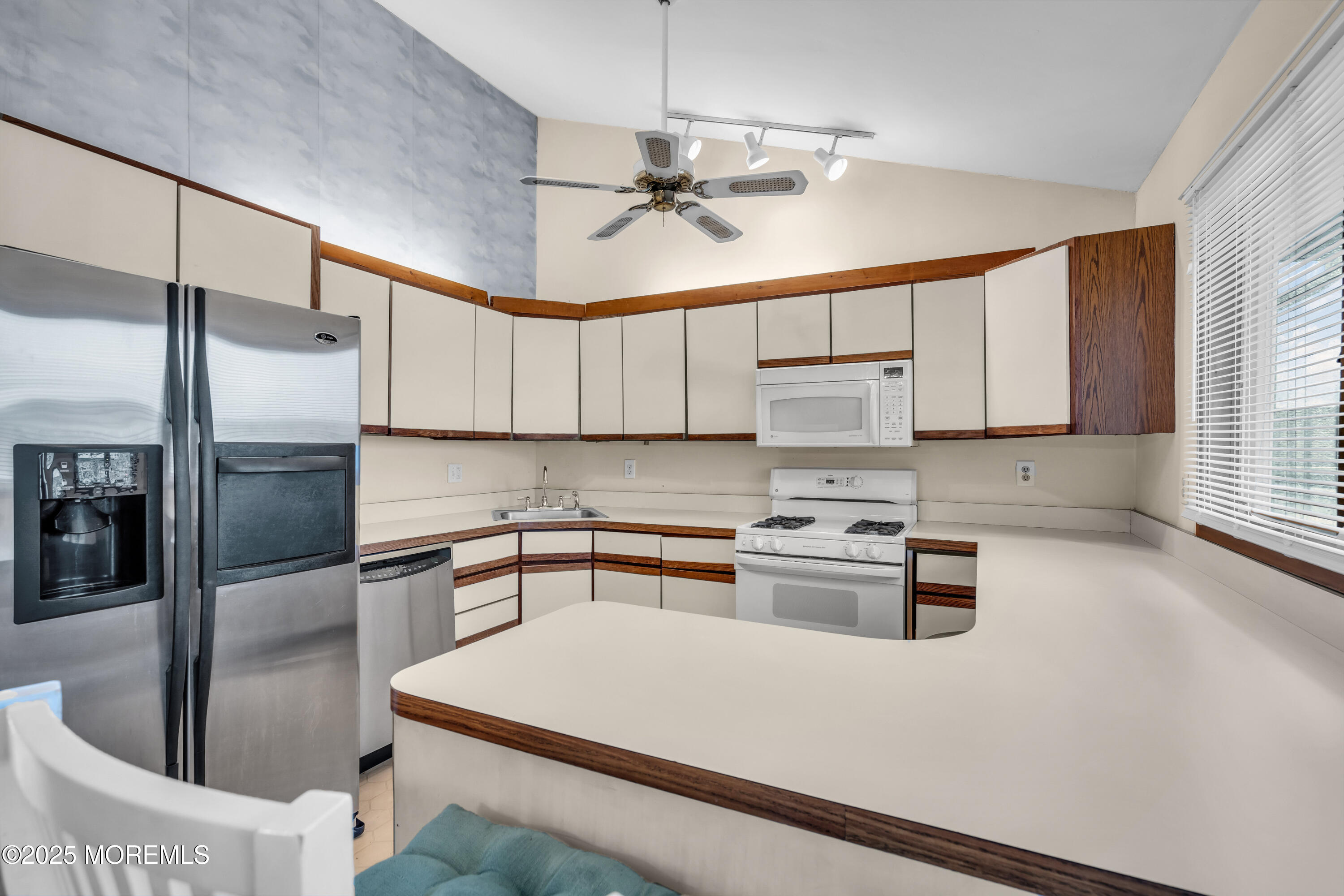 220 Montclair Road S