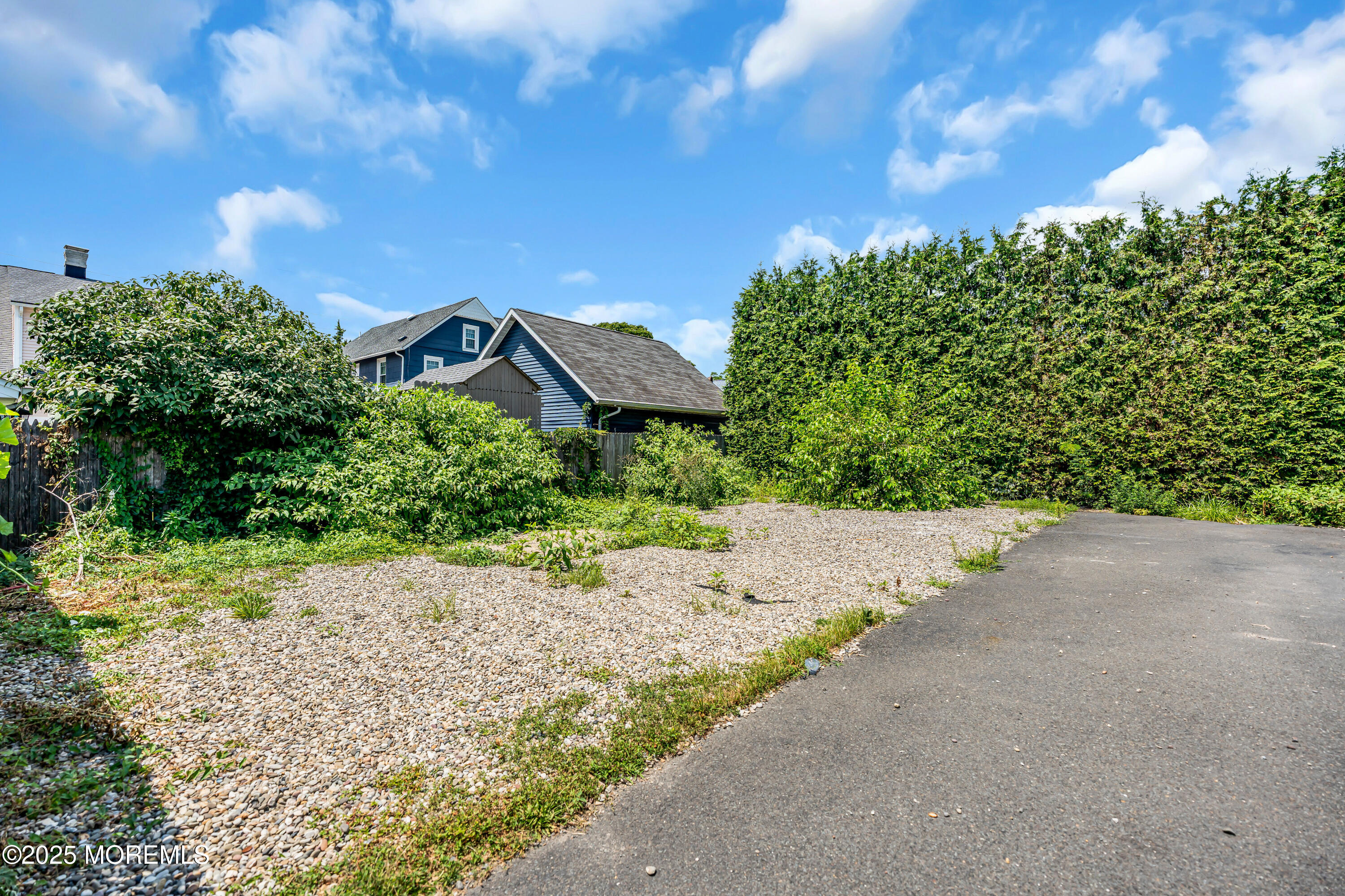 325 Hawthorne Avenue