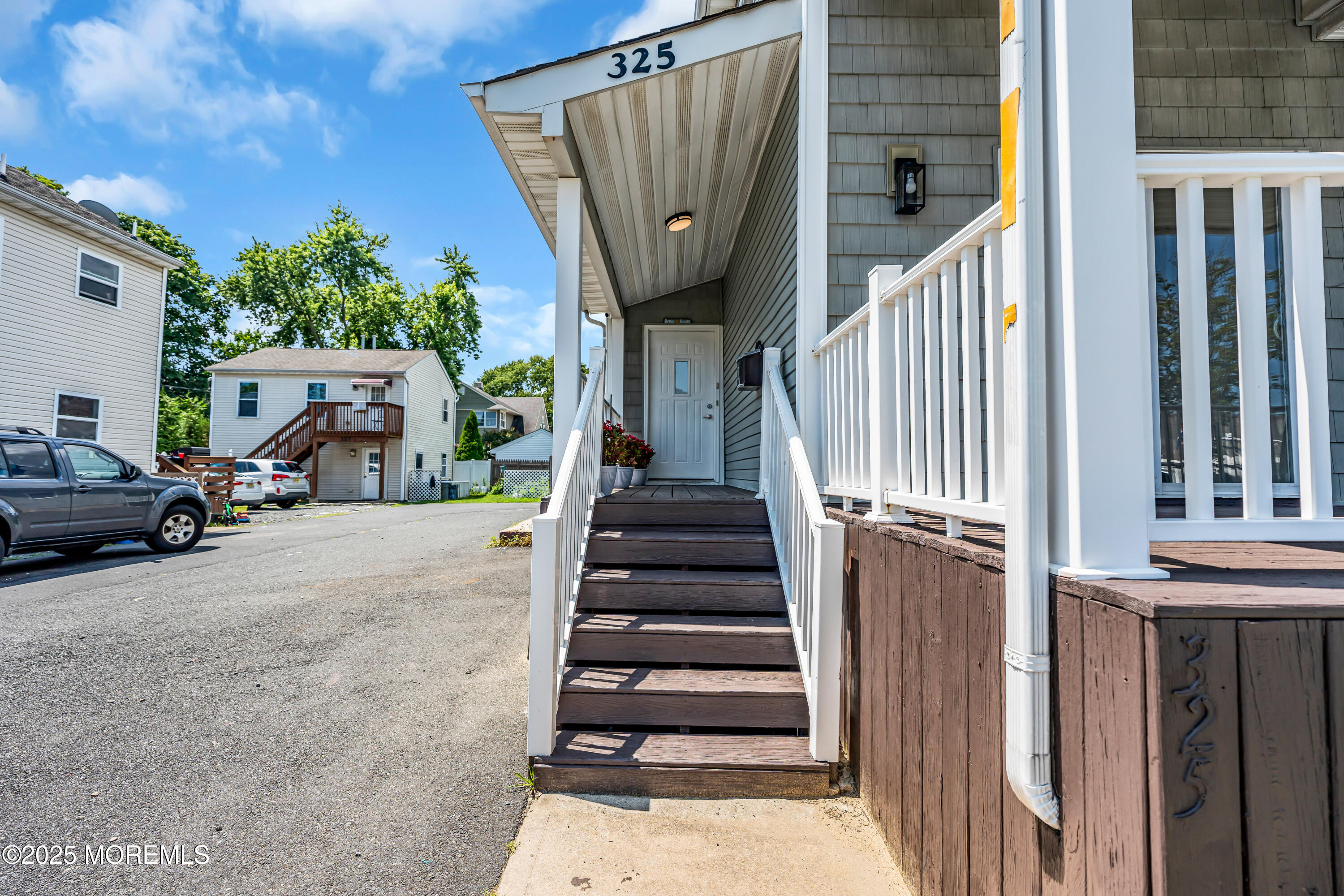 325 Hawthorne Avenue