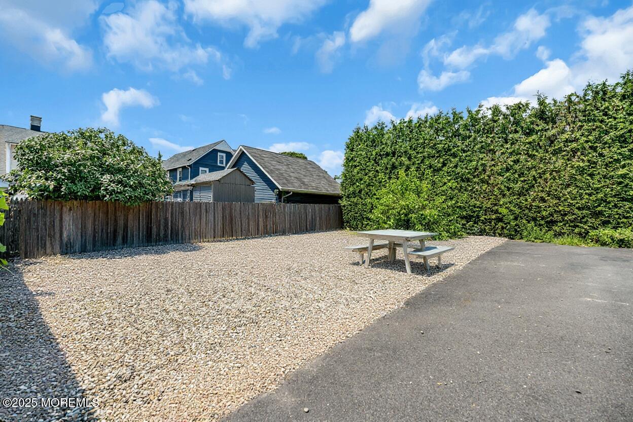 325 Hawthorne Avenue