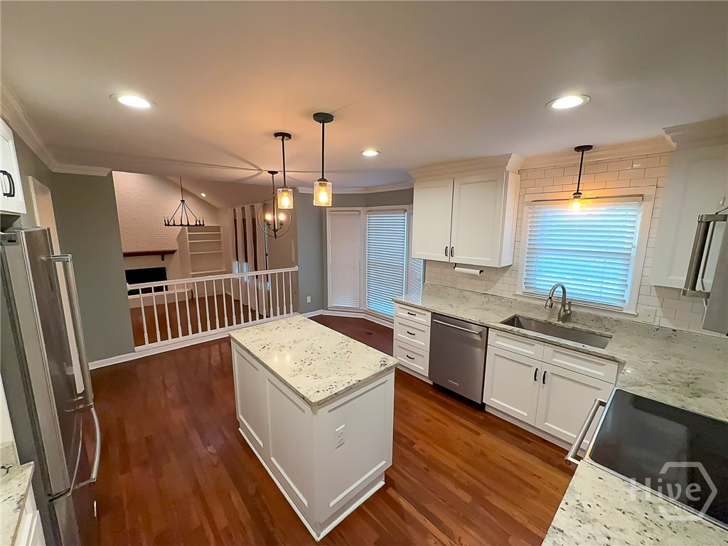 205 Amberwood Drive E