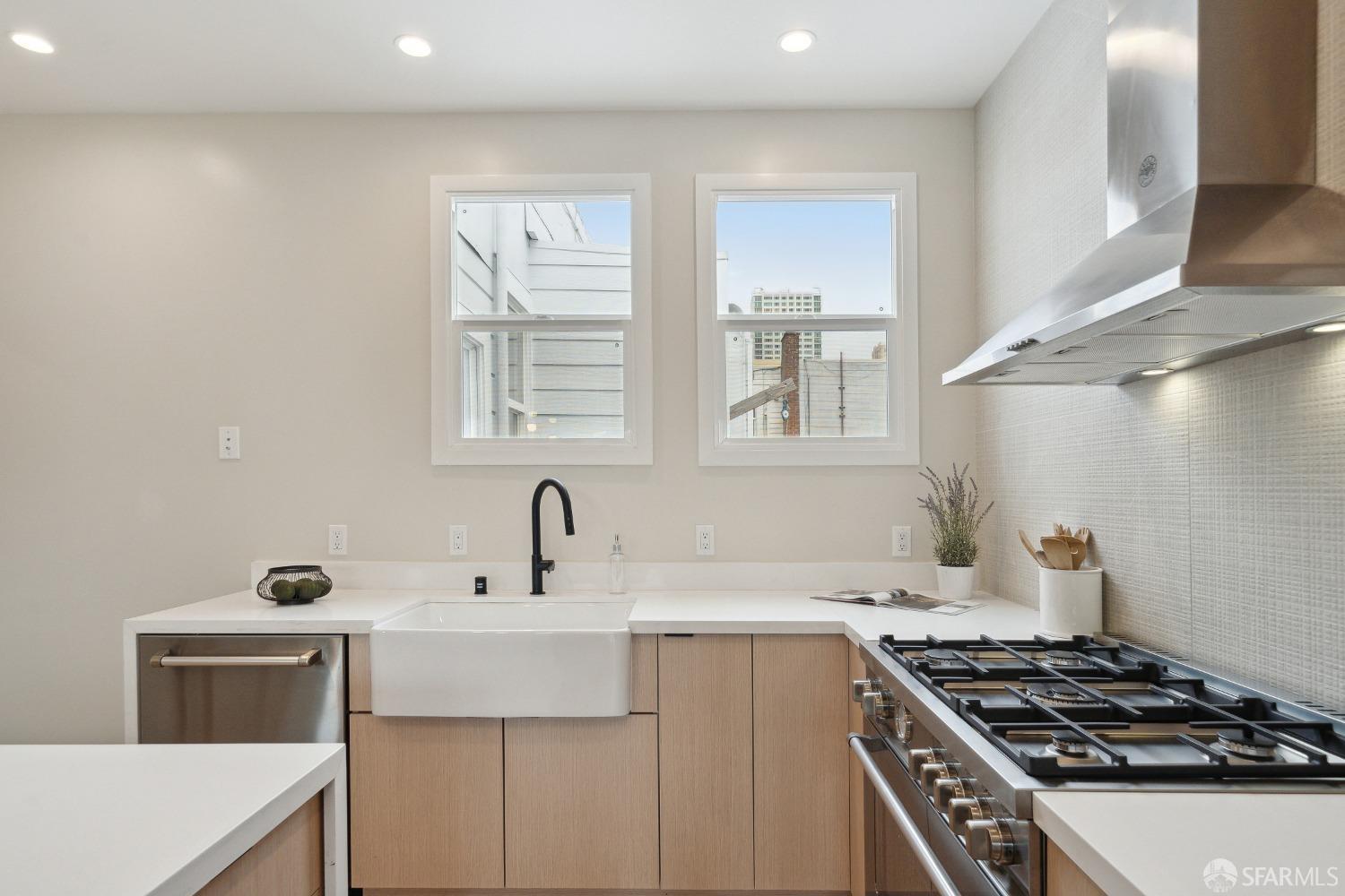 1492 Larkin Street Unit: 7