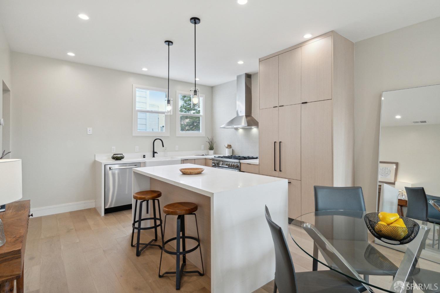 1492 Larkin Street Unit: 7