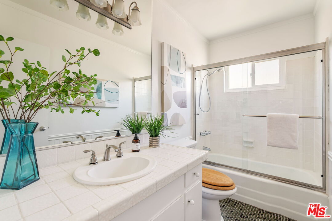 10600 Eastborne Ave Unit: 11