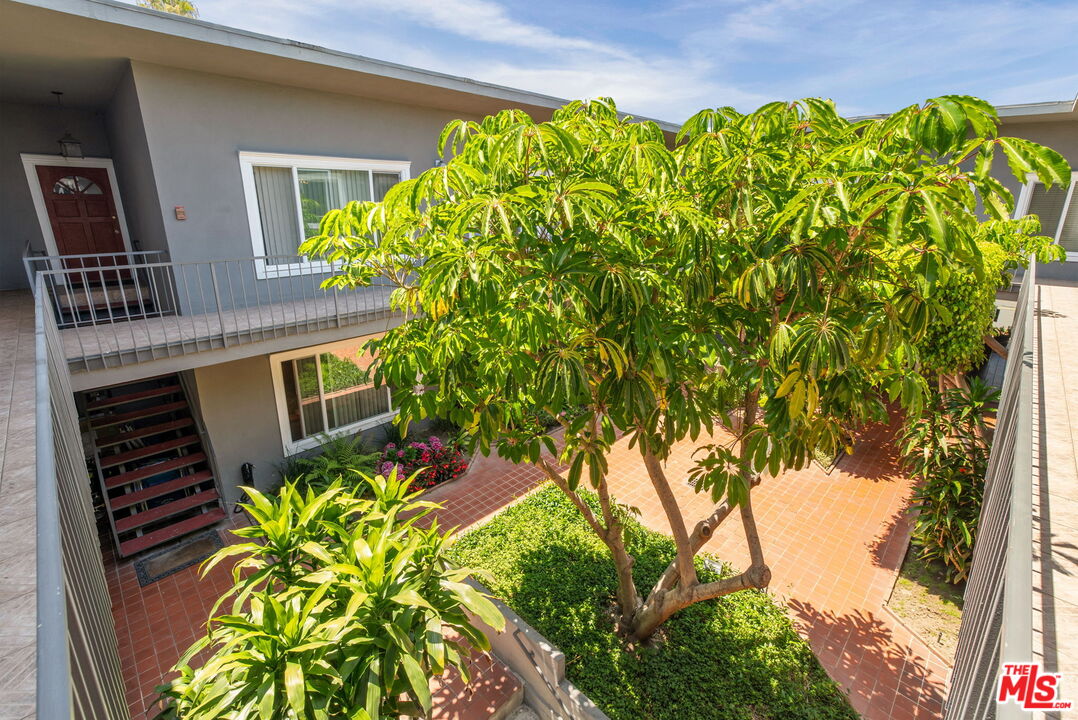 10600 Eastborne Ave Unit: 11