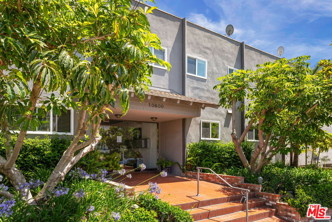 10600 Eastborne Ave Unit: 11