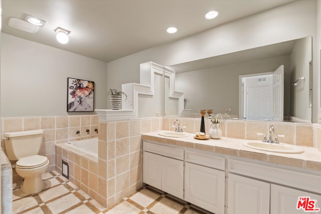 12321 Ocean Park Blvd Unit: 17