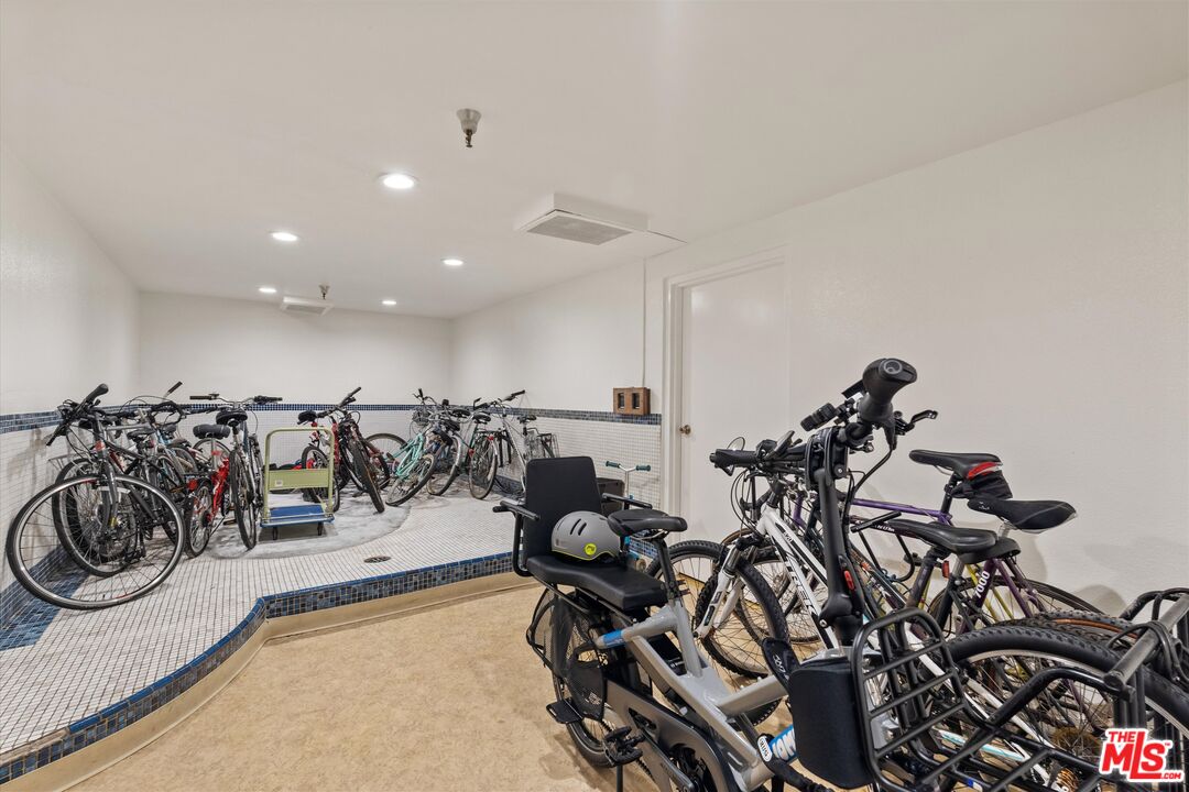 12321 Ocean Park Blvd Unit: 17