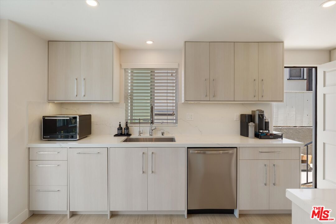 737 Pier Ave Unit: 1