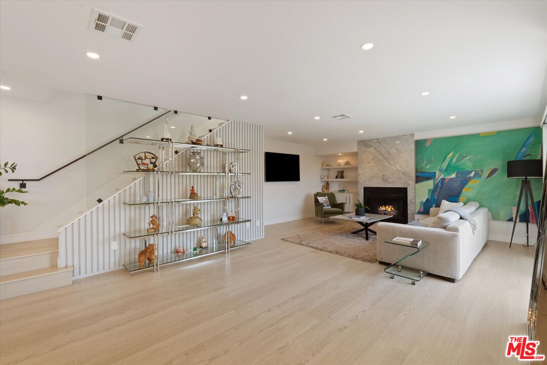 737 Pier Ave Unit: 1