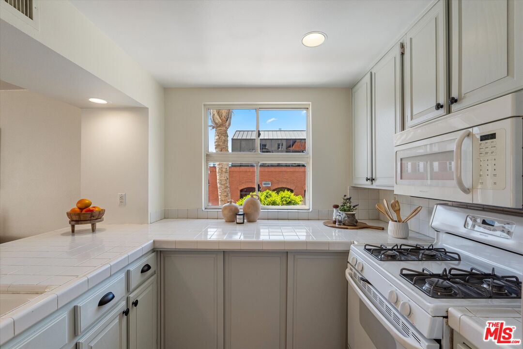 235 Main St Unit: 121