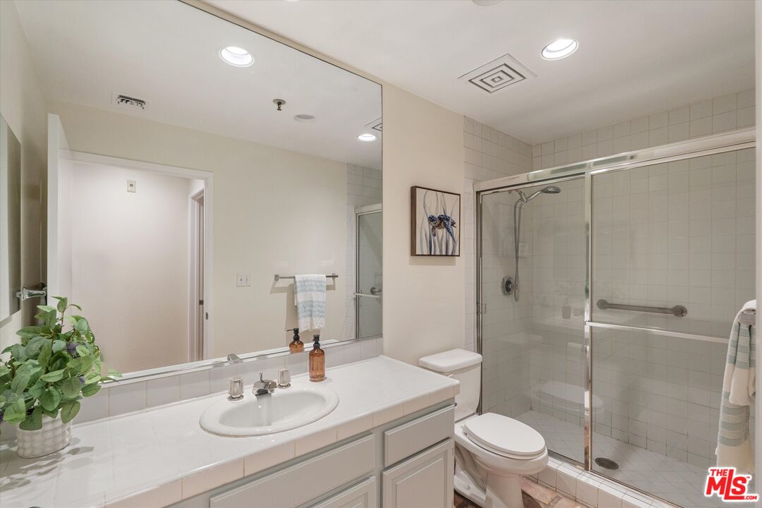 235 Main St Unit: 121