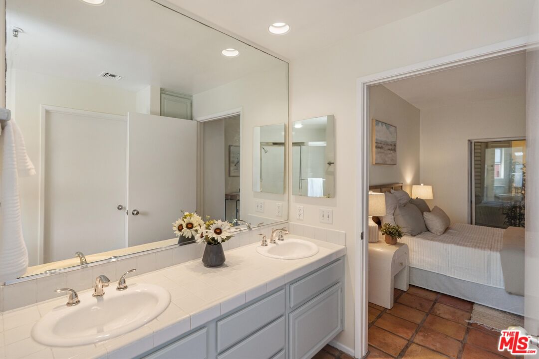 235 Main St Unit: 121