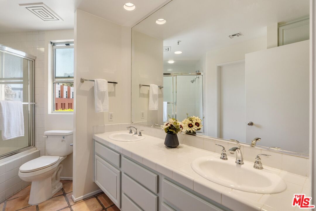 235 Main St Unit: 121