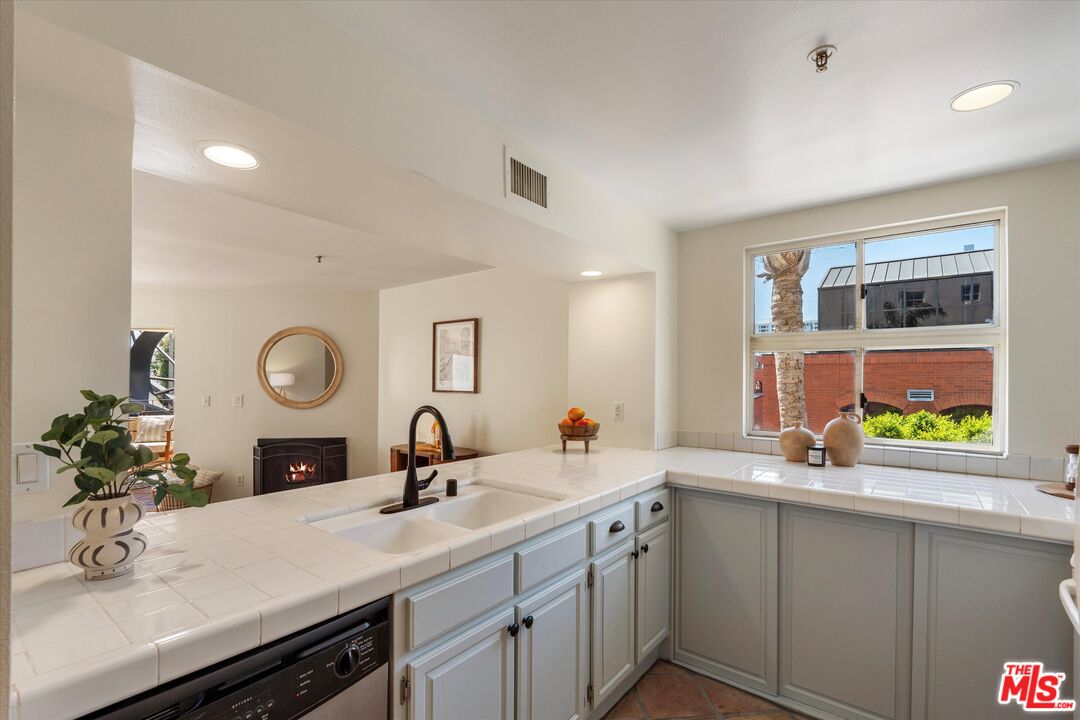 235 Main St Unit: 121