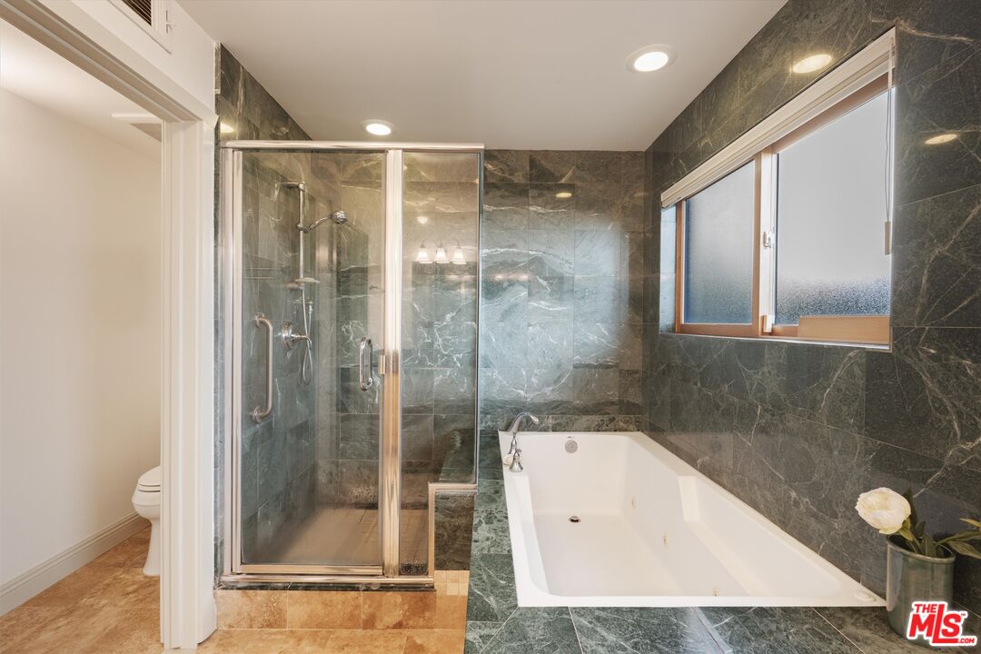 2411 4th St Unit: 3
